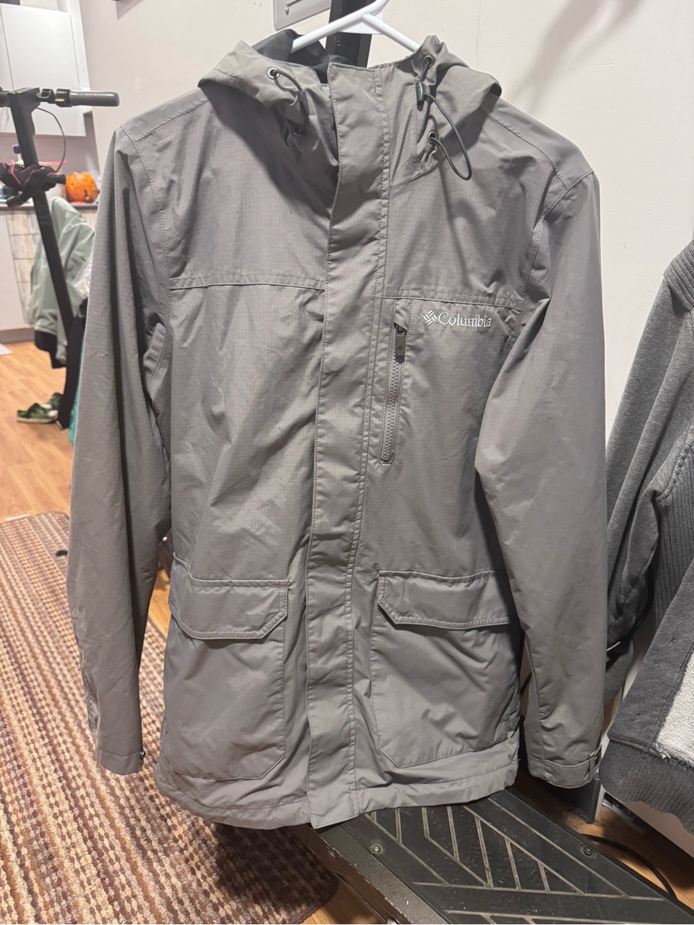 Columbia Men's Light Gray Hooded Raincoat